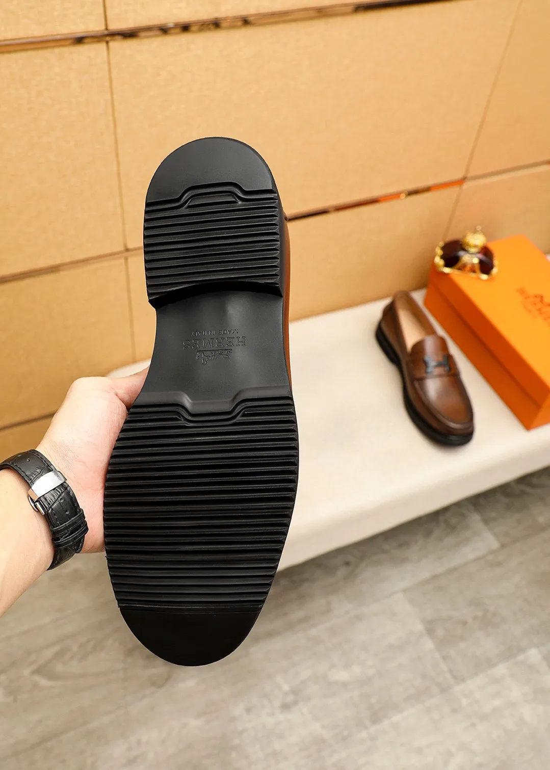 Men's shoes 💰442 💐 Product trademark: HERMES "Hermès" fashionable casual leather shoes Regular size: 38-44 (45🉑️customized) Product materials: Selected imported first-layer calfskin upper + classic hardware buckle, imported cowhide leather lining. Strong three-dimensional visual effect, original outsole color: 2 colors available